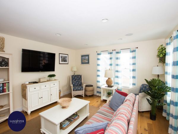 Cape Cod Home 995350