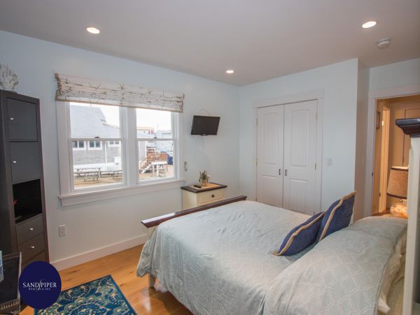Cape Cod Home 995350