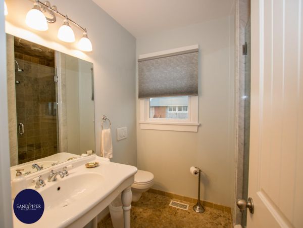Cape Cod Home 995350