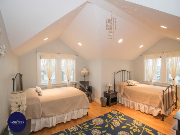 Cape Cod Home 995350