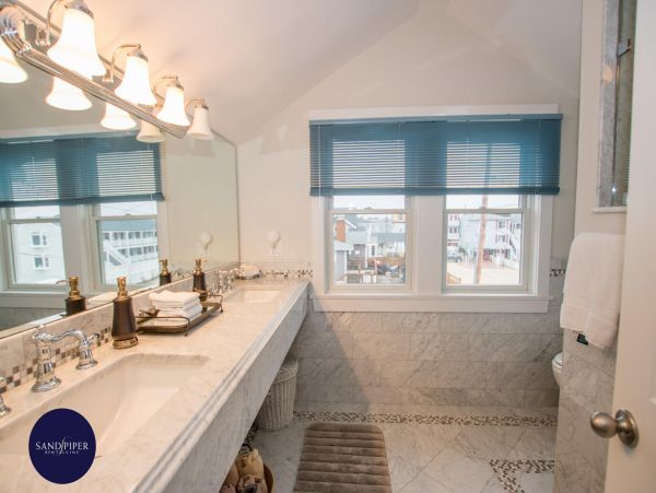 Cape Cod Home 995350