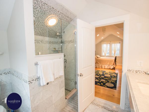 Cape Cod Home 995350