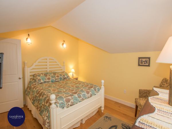 Cape Cod Home 995350