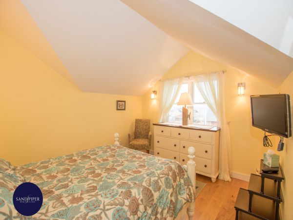 Cape Cod Home 995350