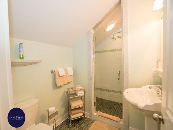 Cape Cod Home 995350