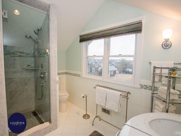 Cape Cod Home 995350