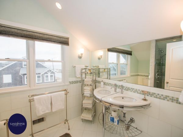 Cape Cod Home 995350
