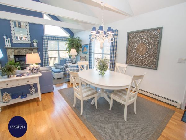 Cape Cod Home 995351