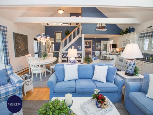 Cape Cod Home 995351