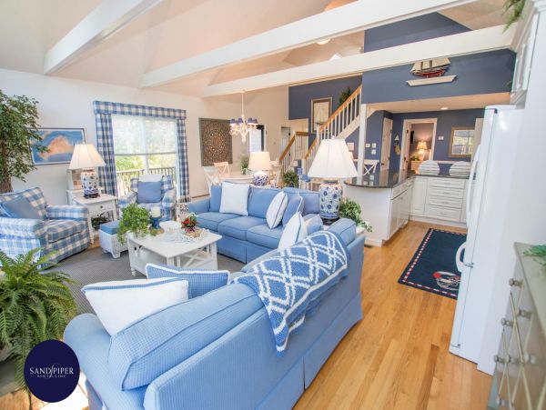 Cape Cod Home 995351