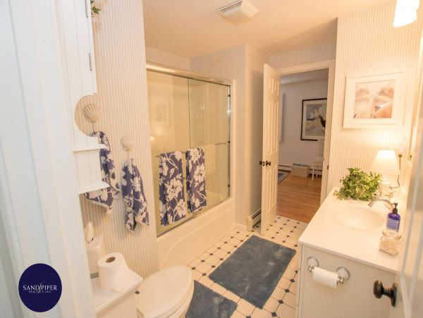 Cape Cod Home 995351