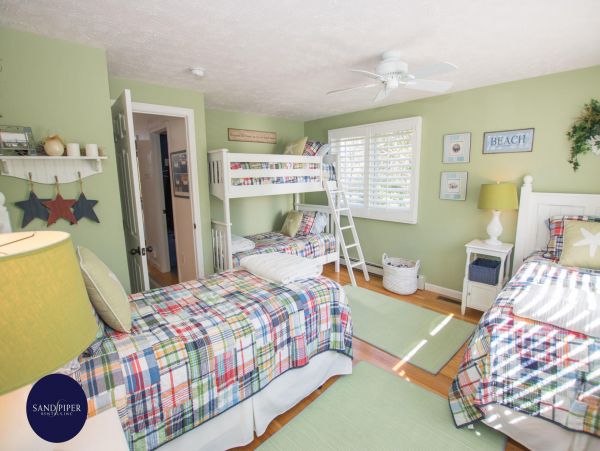 Cape Cod Home 995351