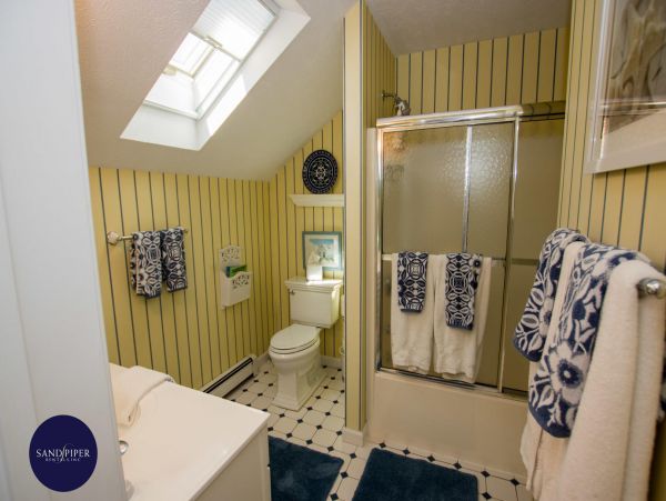 Cape Cod Home 995351