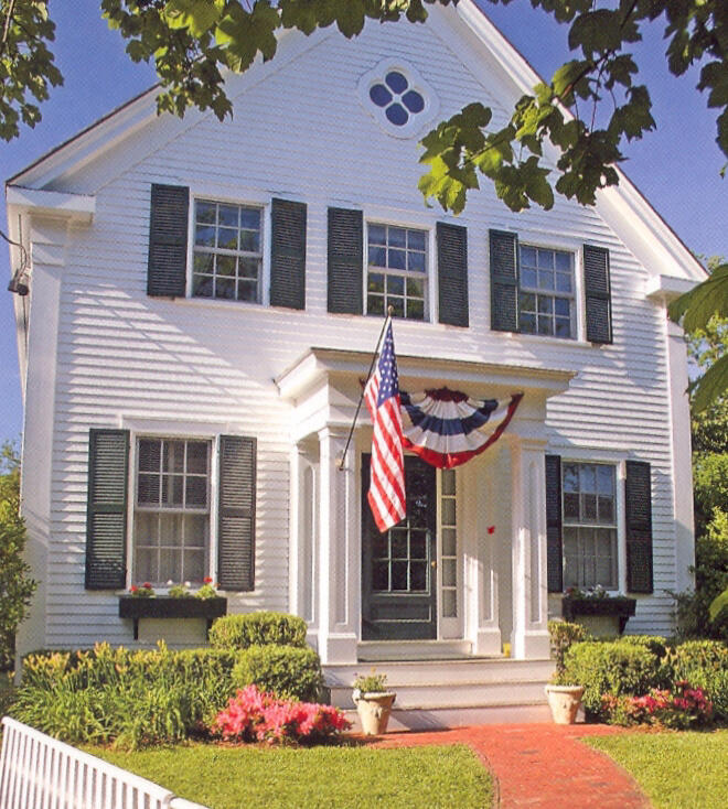 Cape Cod Home 995352