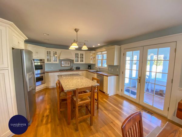 Cape Cod Home 995352