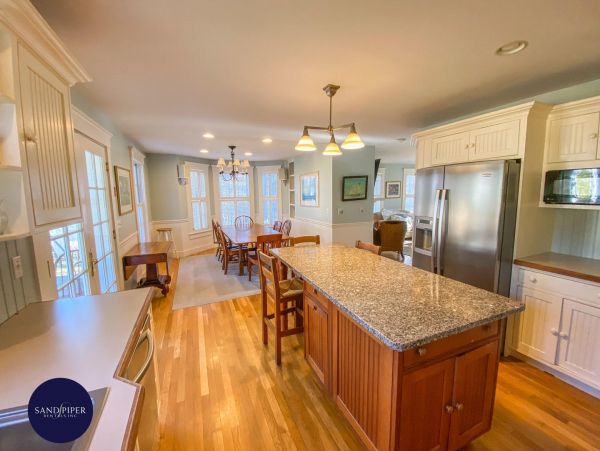 Cape Cod Home 995352
