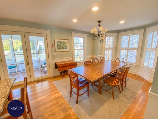 Cape Cod Home 995352