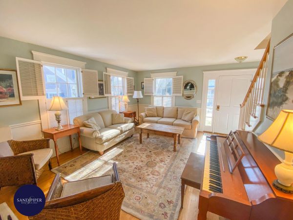 Cape Cod Home 995352