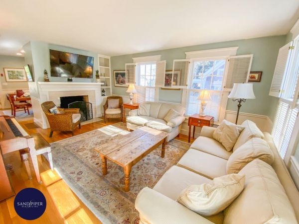 Cape Cod Home 995352