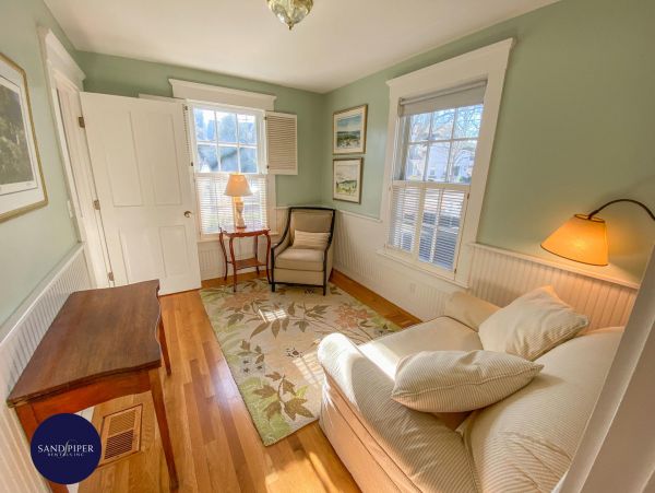 Cape Cod Home 995352
