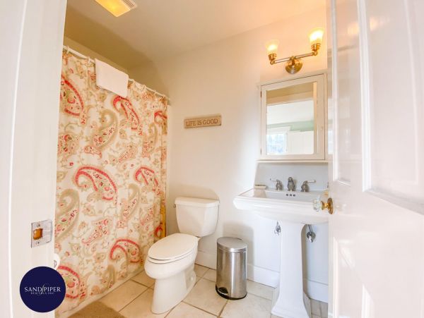 Cape Cod Home 995352