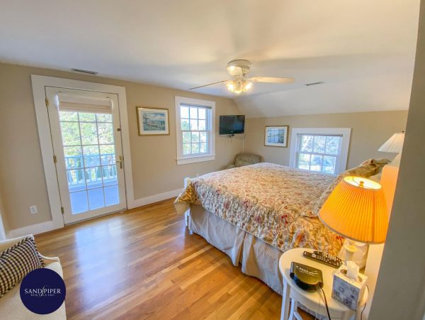 Cape Cod Home 995352