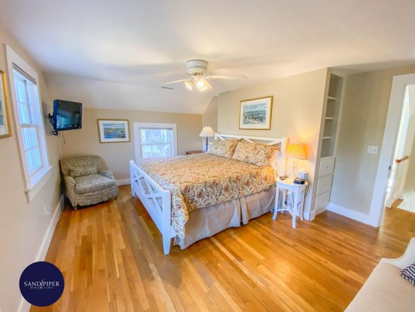 Cape Cod Home 995352