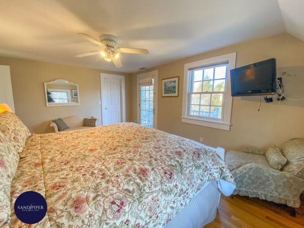 Cape Cod Home 995352