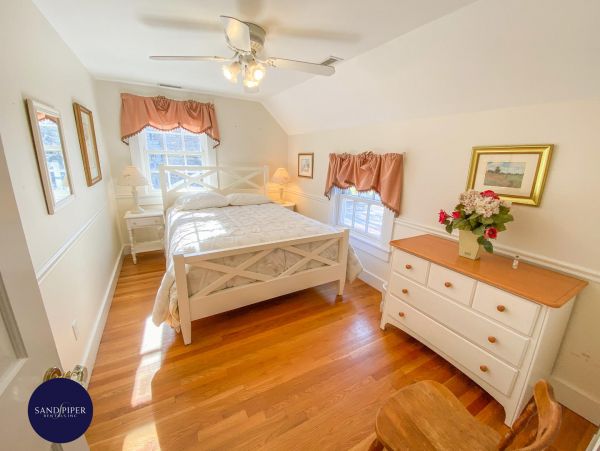 Cape Cod Home 995352