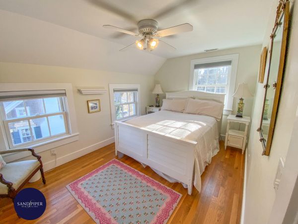 Cape Cod Home 995352