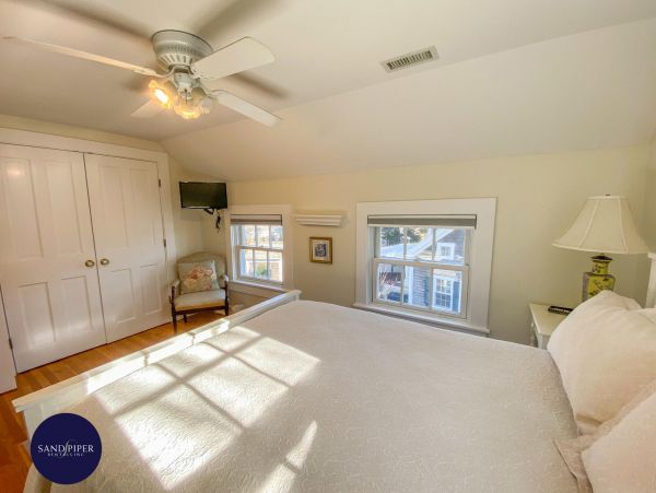 Cape Cod Home 995352