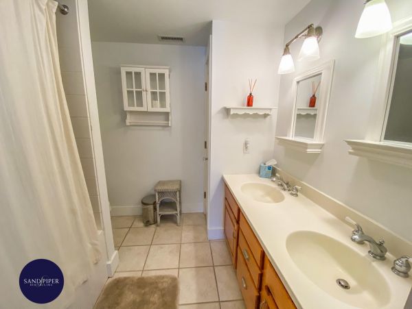 Cape Cod Home 995352