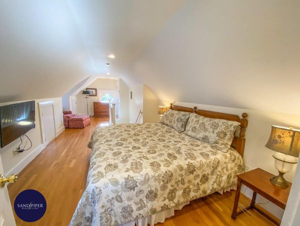 Cape Cod Home 995352