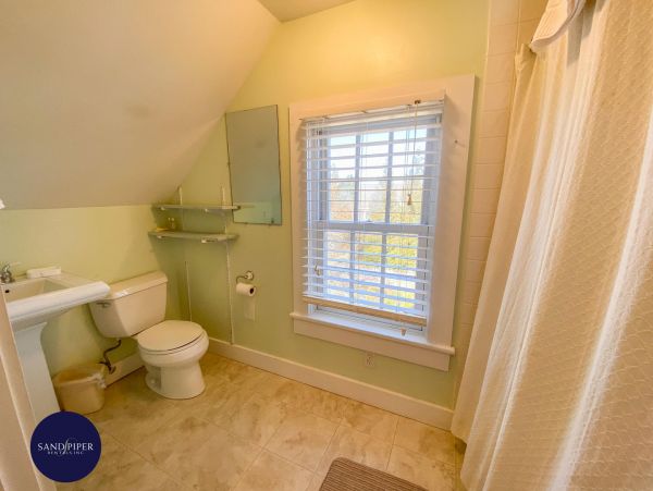 Cape Cod Home 995352