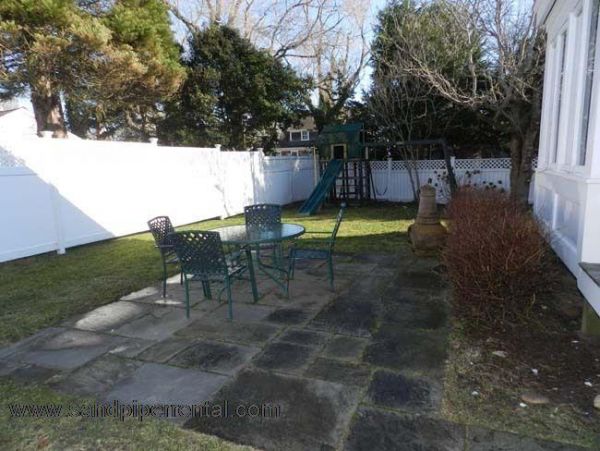Cape Cod Home 995352