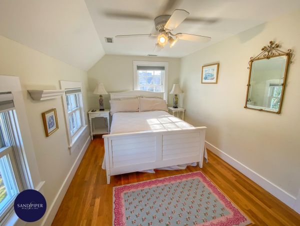 Cape Cod Home 995352