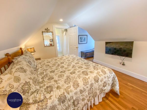 Cape Cod Home 995352