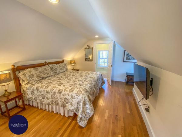 Cape Cod Home 995352