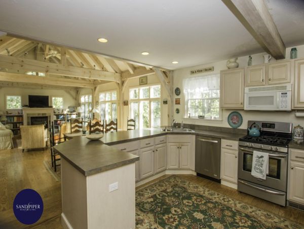 Cape Cod Home 995353