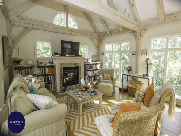 Cape Cod Home 995353