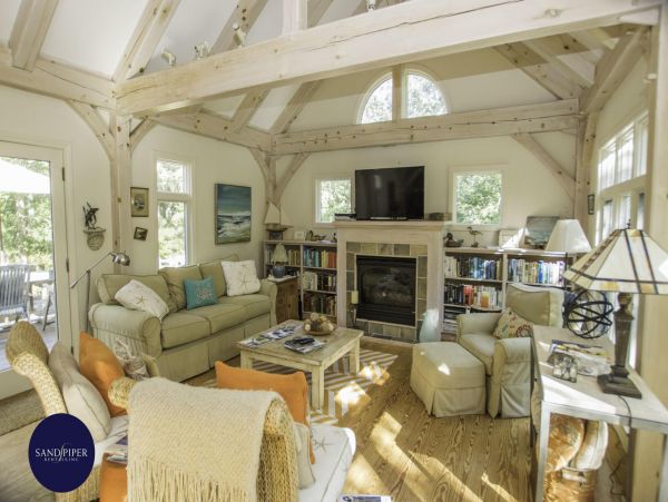 Cape Cod Home 995353