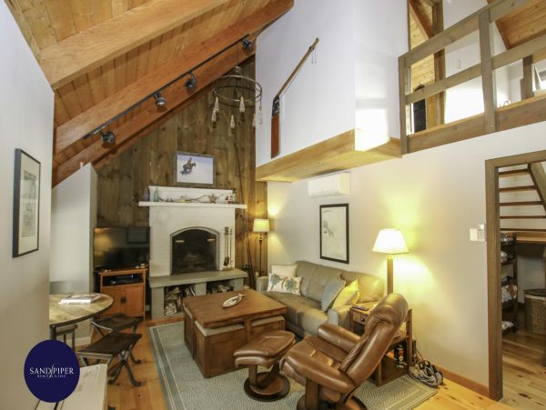 Cape Cod Home 995354