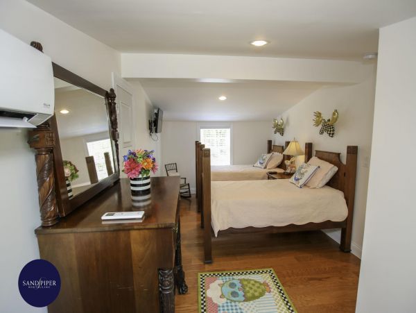 Cape Cod Home 995355