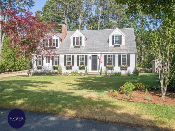 Cape Cod Home 995357
