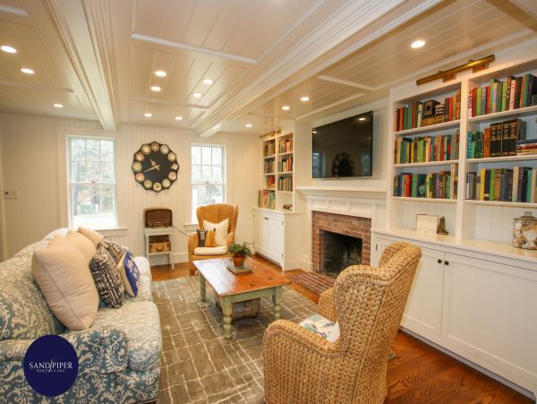 Cape Cod Home 995357