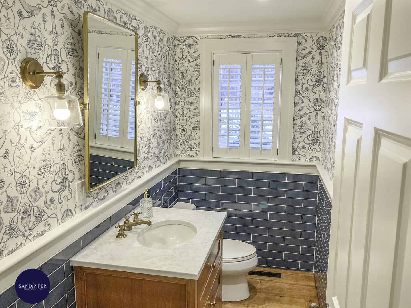 Cape Cod Home 995357
