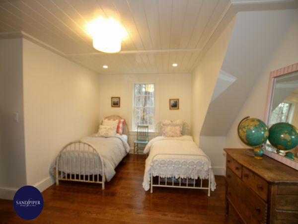 Cape Cod Home 995357