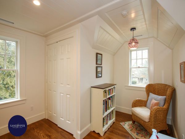 Cape Cod Home 995357