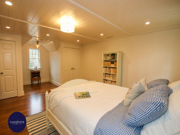 Cape Cod Home 995357