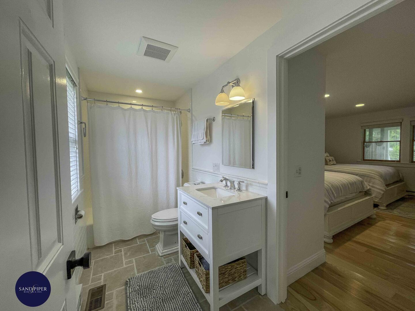 Cape Cod Home 995359